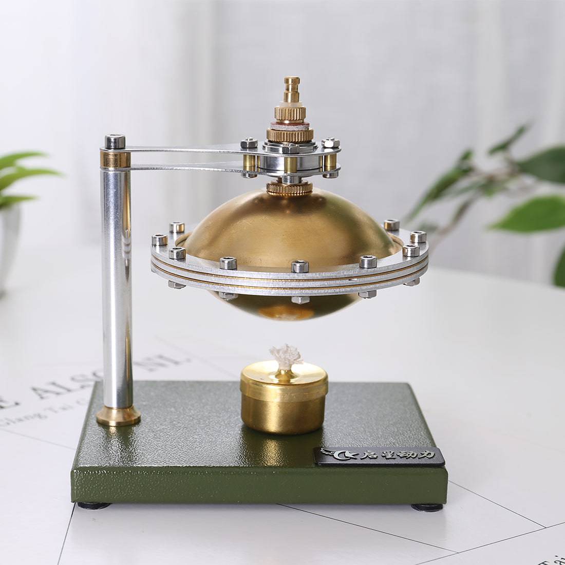 Assemblage de la suspension rotative UFO Hero&#39;s Steam Engine avec chaudière en cuivre