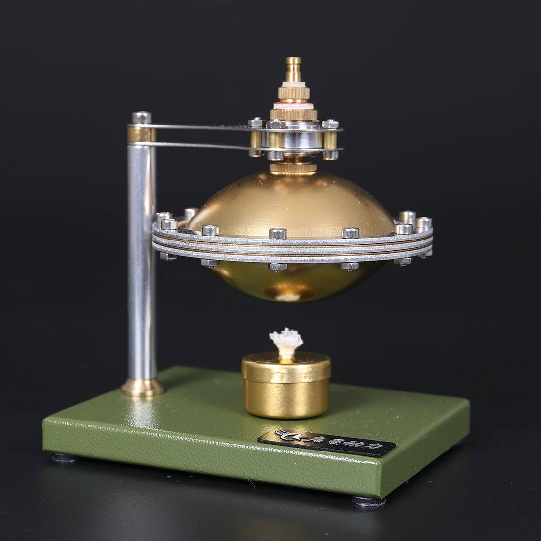 Assemblage de la suspension rotative UFO Hero&#39;s Steam Engine avec chaudière en cuivre