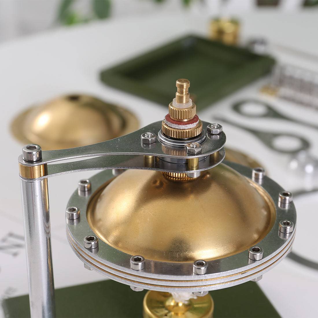 Assemblage de la suspension rotative UFO Hero&#39;s Steam Engine avec chaudière en cuivre
